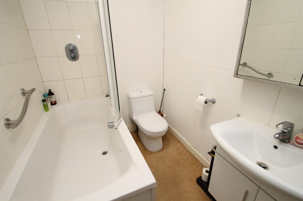 Lot: 168 - MID-TERRACE HOUSE FOR IMPROVEMENT - First floor flat bathroom